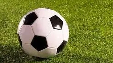 “曼联角球战攻守兼备：进攻强势，防守待加强，英超冠军争夺战激烈进行中！”